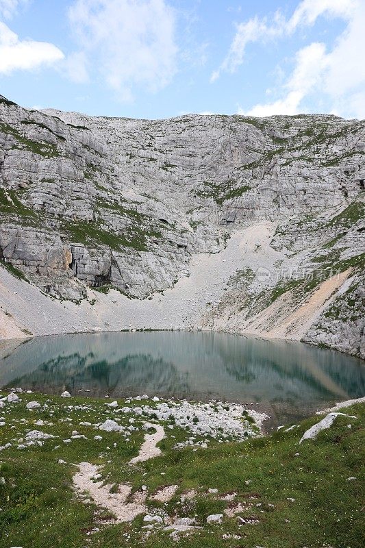 美丽的景色(Spodnje Kriško jezero)湖在朱利安阿尔卑斯山，斯洛文尼亚